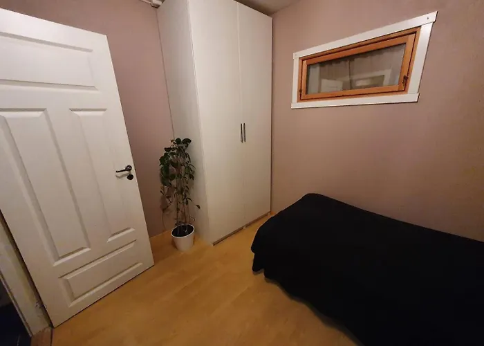 Calm And Tidy Room In Apartment, 14Min Train Ride To City Center