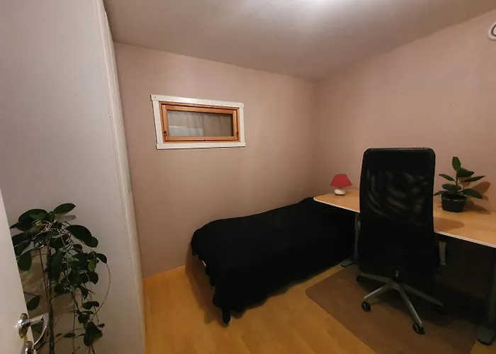Calm And Tidy Room In Apartment, 14Min Train Ride To City Center
